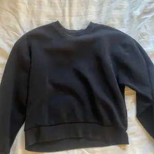 En svart sweatshirt från gina tricot i storlek xs den har tyvär blivit för liten däröfr säljer jag den 