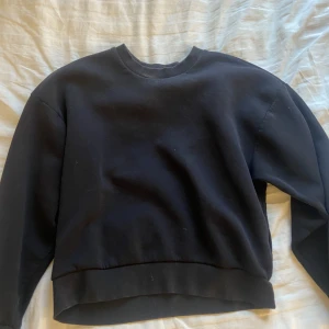 Gina tricot sweatshirt  - En svart sweatshirt från gina tricot i storlek xs den har tyvär blivit för liten däröfr säljer jag den 