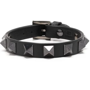 Liknande valentino armband  - Hej! Säljer ett liknande valentino armband🥰