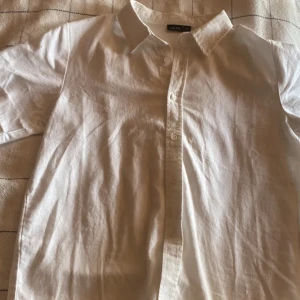 Linneskjorta  - En snygg linneskjorta från LMTD! 
