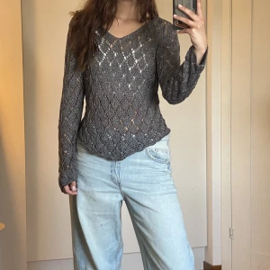 Stickad tröja - Stickad tröja som kan användas på flera sätt, jättefint skick knappt använd<3 Märket är Paon! 