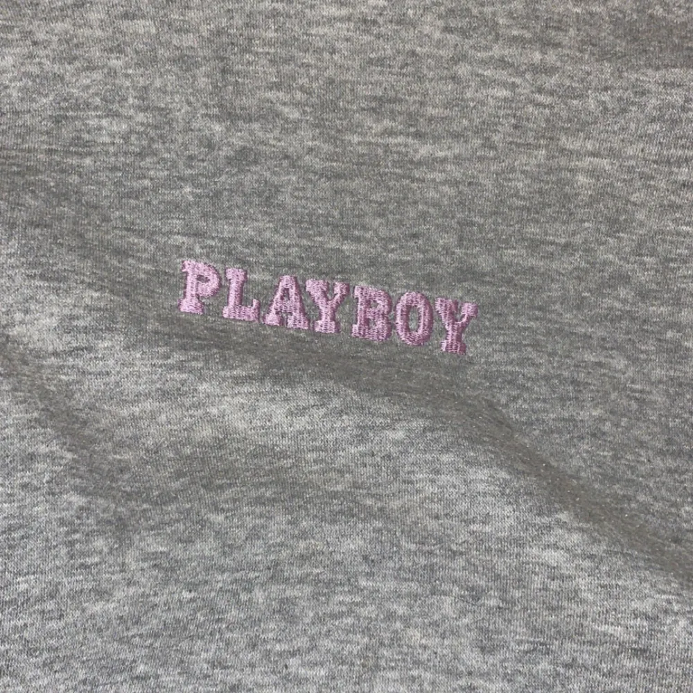 Säljer nu min play boy hoodie dä den inte kommit till användning! Storlek 32, inte alls använd mycket, 200kr. Finns i Borås eller kan skickas mot fraktkostnad . Hoodies.