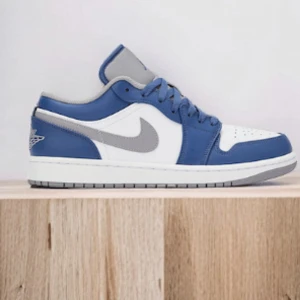 Air Jordan one low - Air Jordan one low true blue cement 42,5, säljer för dem är för stora. Dem är äkta och aldrig använda