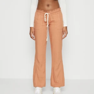 Roxy linnebyxor  - Jätte fina persikofärgade linnebyxor från Roxy som tyvärr är för stora för mig. Nypris 659 men slutsålda i denna storlek. Färgen är väldigt svår att fånga på bild! Skulle säga att bild två visar färgen bäst💕