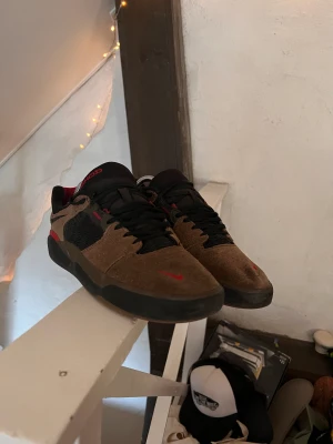 Nike Sb skor - Hej! Säljer dessa Nike sb skor i modellen Ishod Wair. Det är i rätt bra skick, färgen har flagnat på loggan (se bild 3) strl 44 nypris 1149.