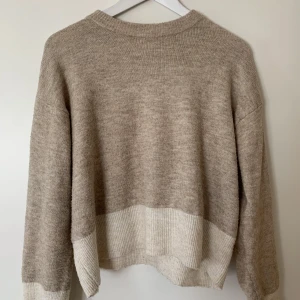 Söt stickad - En beige stickad tröja som är fin att ha över en klänning eller till jeans 💘💘