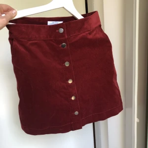 Kjol & Other Stories - Kjol i manchesterliknande tyg, med fickor!! Använd någon enstaka gång, nyskick. Inköpt 2019. 