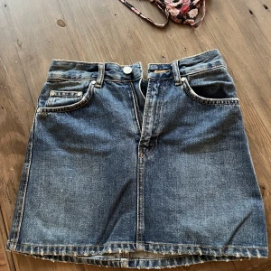 Jeanskjol - Skitsnygg Jeanskjol, endast använd 1-2 gånger!❤️ I storlek XS. Endast 39kr frakt✨