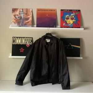 Junkyard vindjacka med knappar   - Vindjacka från junkyard använd en del men har inga fel på sig eller något hål. Bra för när det börjar bli lite kyligare sen och man behöver en lite tunn jacka. 