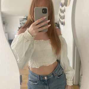 Topp bikbok  - Fin tröja med puffärmar (dock inte strykt på bilden hihi) storlek S