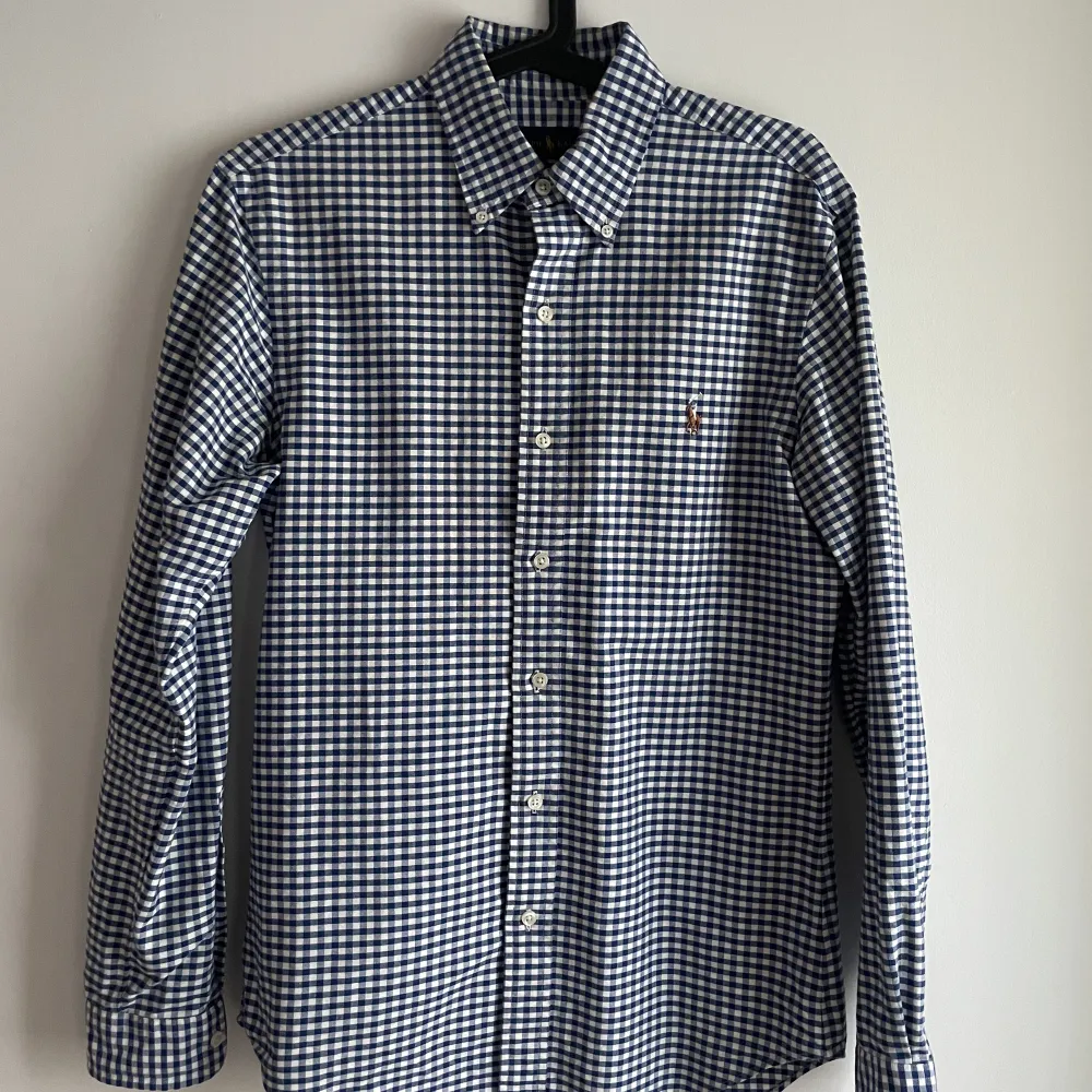 Ralph Lauren skjorta blå och vit rutig, sparsamt använd. Storlek: S. Skjortor.