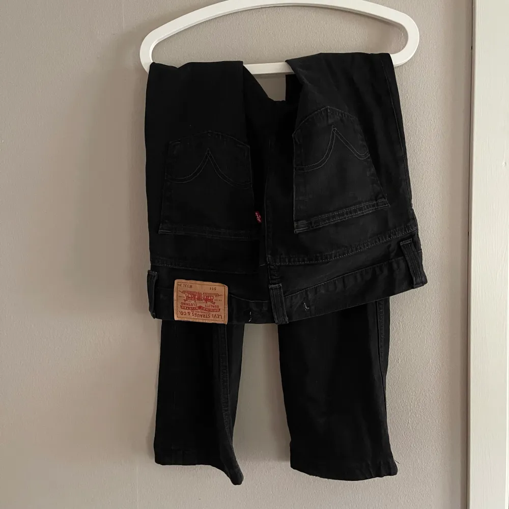 Säljer dessa stilrena Levis jeans i modell 511 Slim. Passar mig som bär S/M, men passar säkerligen även XS kanske med bälte 😊 kan mötas upp i Söderköping eller Norrköping eller frakta 🖤. Jeans & Byxor.