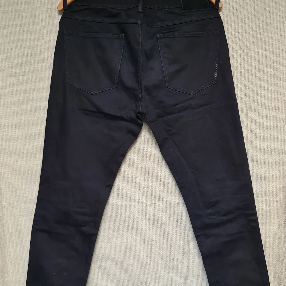 Svarta jeans från Neuw Stockholm i riktigt fint skick, endast använda ett 10tal gånger. Kostade 1100kr nya. . Jeans & Byxor.
