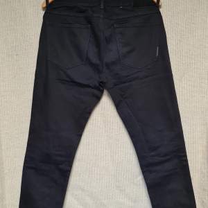 Svarta jeans från Neuw Stockholm i riktigt fint skick, endast använda ett 10tal gånger. Kostade 1100kr nya. 