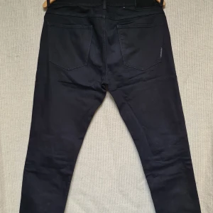 Neuw Jeans 34/32 - Svarta jeans från Neuw Stockholm i riktigt fint skick, endast använda ett 10tal gånger. Kostade 1100kr nya. 