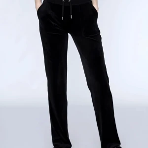 Juicy byxor  - Svarta juicy byxor med fickor där bak. Använda 3-4 gånger och i nytt skick. Storlek S. 