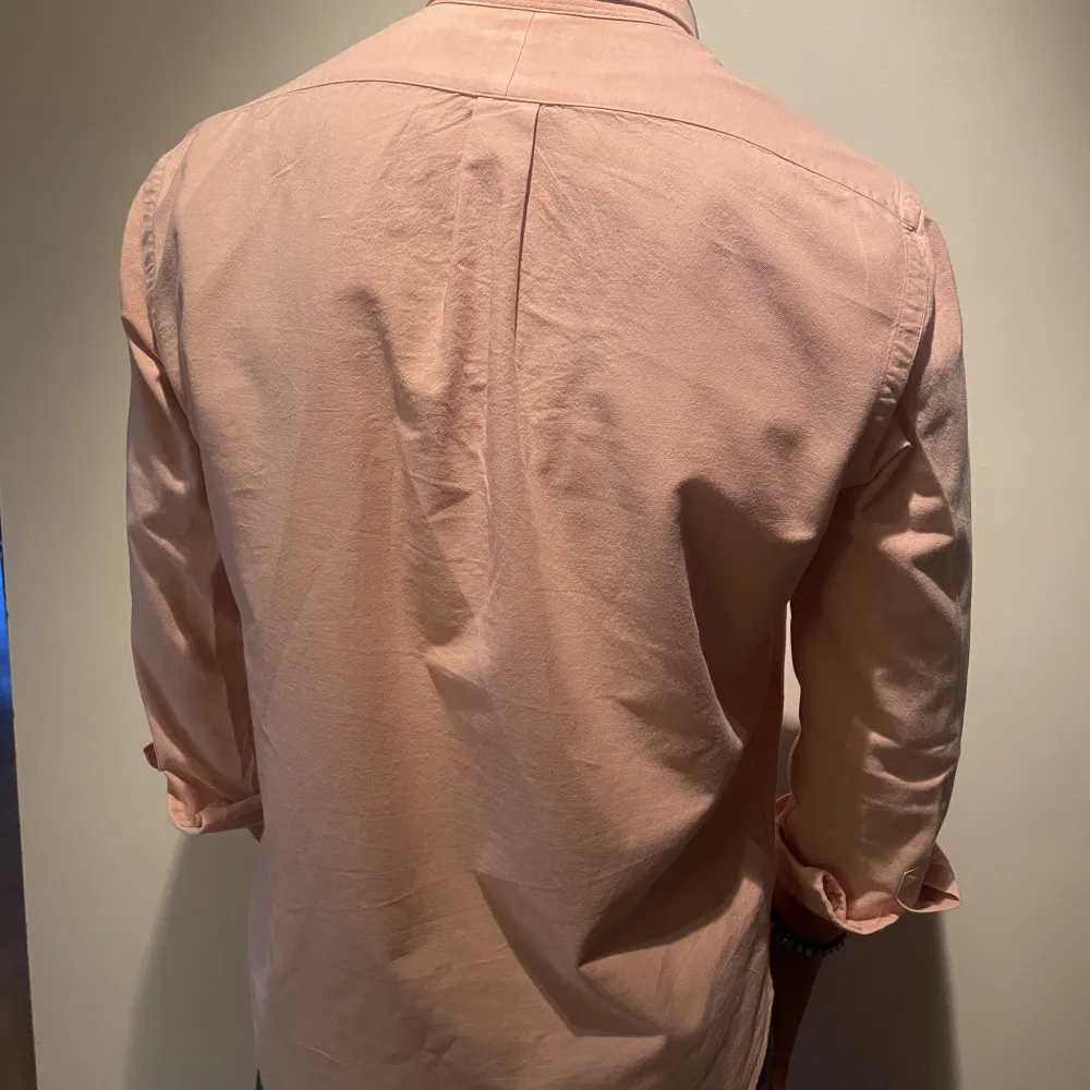 Säljer nu en väldigt snygg skjorta från Ralph Lauren. Storleken är large. Skjortan är i fint skick. Personen på bilden är 186cm. Skriv vid funderingar!. Skjortor.