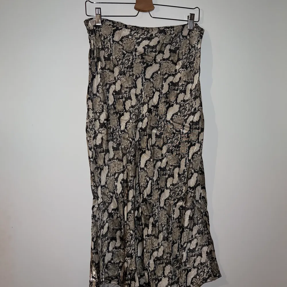 Använd en gång, fin kjol med dragkedja i midjan i ett tunt tyg perfekt till sommaren från h&m . Kjolar.