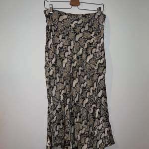 Använd en gång, fin kjol med dragkedja i midjan i ett tunt tyg perfekt till sommaren från h&m 