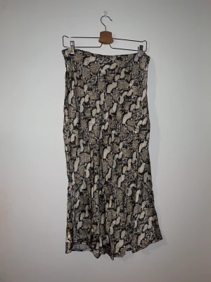 Kjol  - Använd en gång, fin kjol med dragkedja i midjan i ett tunt tyg perfekt till sommaren från h&m 