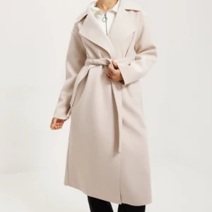 Beige kappa  - Säljer min jättefina beige kappa köpt från Nelly.com i våras. Jättefint skick.  Storlek S/M 🌺