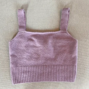 Stickad topp - Stickad topp från H&M, använd fåtal gånger. Storlek M. 30 kr