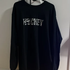 Hockey Longsleeve  - Säljer denna långärmade tröja från märket Hockey. Tröjan är använda 1 gång och därmed tvättad. Orginal pris 600kr. Skriv för eventuella frågor.