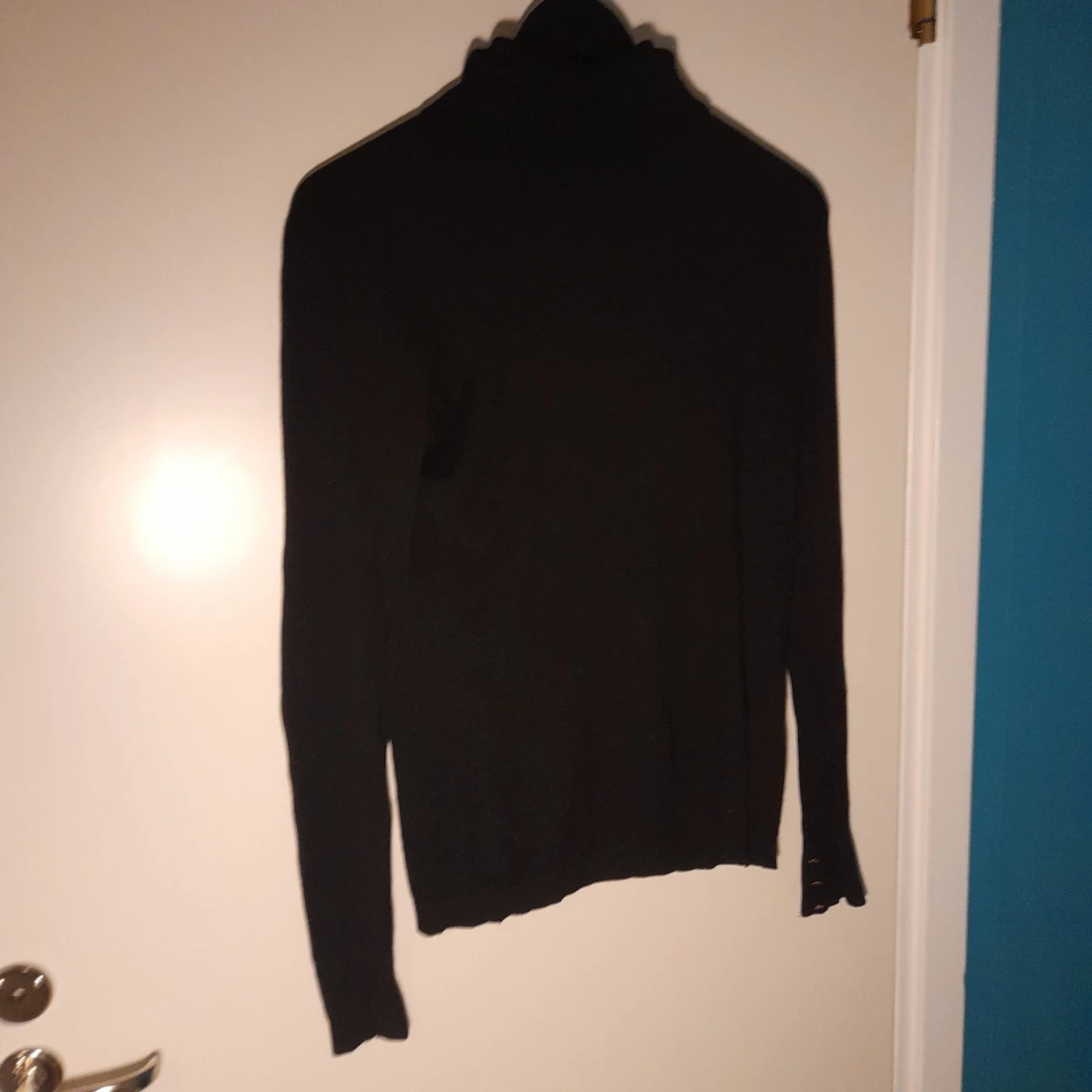 Svart tunn stickad polotröja Storlek S/M  - 90