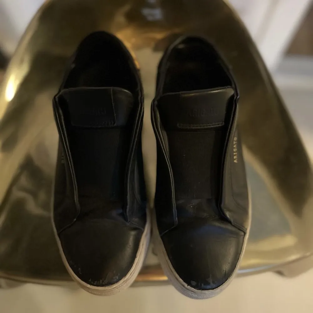 Säljer syrrans Arigato skor pågrund av att dom är för små för henne, köpta för 2500 och är i  bra skick, storleken är 37 men funkar till 36 och 38.. Skor.