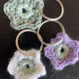 Nyckelringar  - Virkade utav begagnat garn. Omkretsen är 9 cm. Man köper dem för styck. Så 35 kr styck, skriv vilken färg ni vill ha.