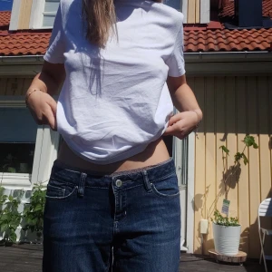 Lågmidjade byxor - Mörkblåa jeans, ganska lågmidjade . De är lite stora på mig så de sitter nog bättre på någon annan☺🌟 det är ett franskt märke