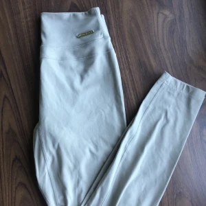 Gymshark Whitney Simmons strl S beige tights 💕 - Knappt använda, fint skick!  Strl S. 