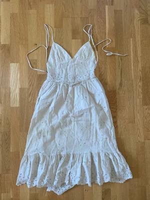 Långklänning från zara  - Säljer denna vackra klänning från zara, i linne material. Klänningen är helt oanvänd och prislappen sitter fortfrande kvar. Nypris 559kr 