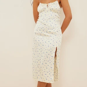 Midiklänning Spaced Blue Tulip från NA-KD X Sanna Jörnvik - 🦋 Midiklänning Spaced Blue Tulip från NA-KD X Sanna Jörnvik. 🦋 Använd en gång. 🦋 Storlek: 38. 🦋 Material: polyester. 🦋 Skick: Två små tråddragningar som bara syns på nära håll. Inget annat att anmärka på.