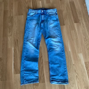 Replay jeans 158-164cm - Säljer mina gamla replay jeans i toppen skick. Passar 12-13 åringar 158-164cm. Använt ett fåtal gånger.  Köpare betalar för frakten. Orginal pris är 700kr.