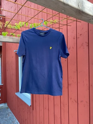 Lyle & Scott - Lyle & Scott T-shirt i stolek S.  T-shirten är endast använd en gång och är i fint skick! Köparen står för frakten😀