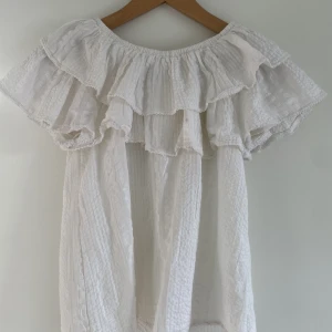 Vit blus ifrån Lindex 🫶 - Säljer en jättesnygg vit blus ifrån Lindex! Använd sparsamt men har 3 knappt synliga fläckar ( kan skicka bild privat ). Köpt för 249kr säljer för 100kr + frakt ❤️