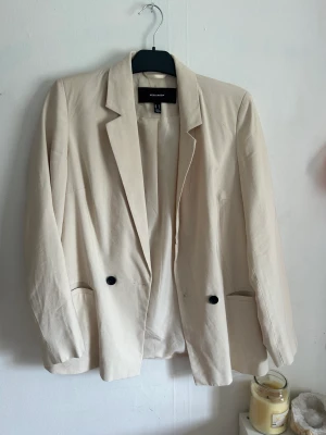 Linnekavaj - Ljus linne kavaj från Vero Moda. Skön och lätt att ha på sig. Aldrig använd! 