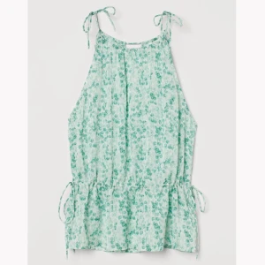 Mönstrad topp från h&m - Jättefin mönstrad topp från h&m i så härlig grön färg, perfekt nu i sommar! Storlek XL, dvs för stor för mig men tänkte ha den som klänning över bikini men aldrig fått tillfälle därav lappen kvar och helt oanvänd. Justerbara band, kan passa olika strl. 