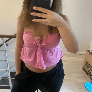 Topp  - Super söt rosa topp från Nelly med volanger💕 