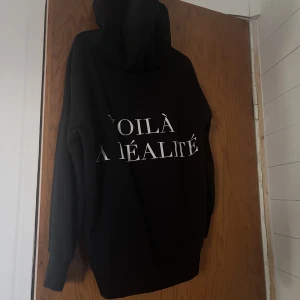 Hoodie  - Säljer min hoodie då den inte kommer till användning längre! Köpt för kankse 300 ish. 