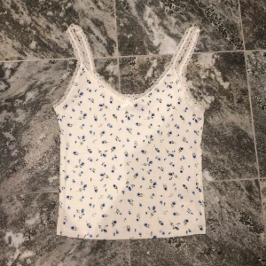 Jätte fint linne från HM - Jätte snyggt linne från HM, helt oanvänd endast testad. Säljs då de inte används längre. Om du e intresserad så hör av dig för det är ju ingen frakt under dom här dagarna så kan ba ladda upp annans igen så slipper ni betala frakt❤️