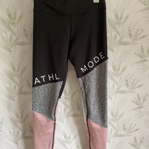 Träningsbyxor  - Ett par träningsbyxor som är svart,rosa och grå. Använt ganska många gånger.