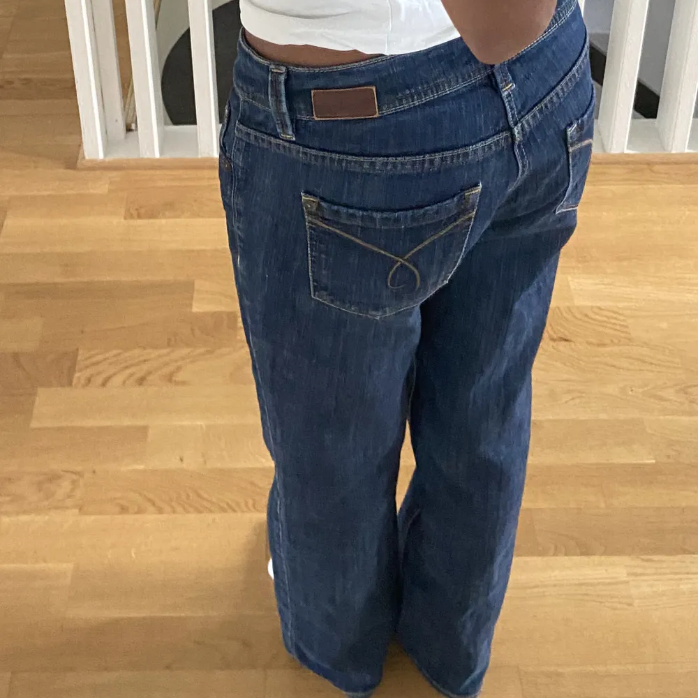 Mörkblå jeans från Esprit. Endast använd några få gånger. Innebenslängd: 69cm. Jeans & Byxor.