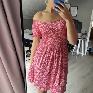 Röd klänning💕 - Otroligt söt klänning som man kan ha som både off shoulder klänning men också som en vanlig axelklänning🫶🏼använt några gånger 