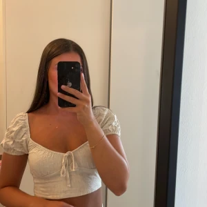 Söt crop top - Jättefin Crop top i linne material, färgen beige. Endast provad Strl S men passar även en xs
