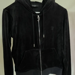 Juicy couture  - Juicy couture ziptröja. (Köpt på raglady). Inget tryck på ryggen.  Tröjan är endast använd några gånger så den är i väldigt fint skick💕💕 Köparen står för frakten!! Ordinarie pris: 1200kr mitt pris: 830kr