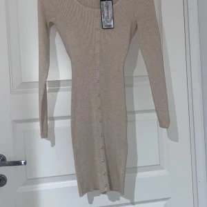 Klänning  - Klänning storlek :M väldigt skönt material oanvänd med prislapp på