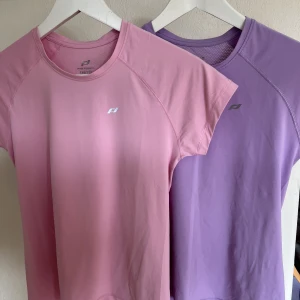 Träningströjor - Två träningströjor i storlekarna 145-152 men passar mig som har storlek S i tröjor. Så skulle säga att de motsvarar storlek XS. Köparen står för frakten 💗💗