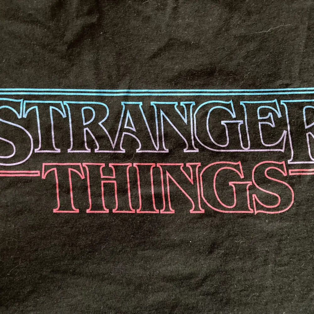Säljer en Stranger Things S3 T-shirt från pull&bear!! ☺️Jag köpte tröjan när säsong 3 kom ut 2019 för 200 tror jag? Tröjan har knappt blivit använd och har bara legat i min garderob 😚. T-shirts.